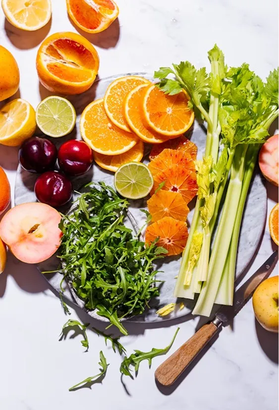 Groente en fruit uitgestald op een tafel